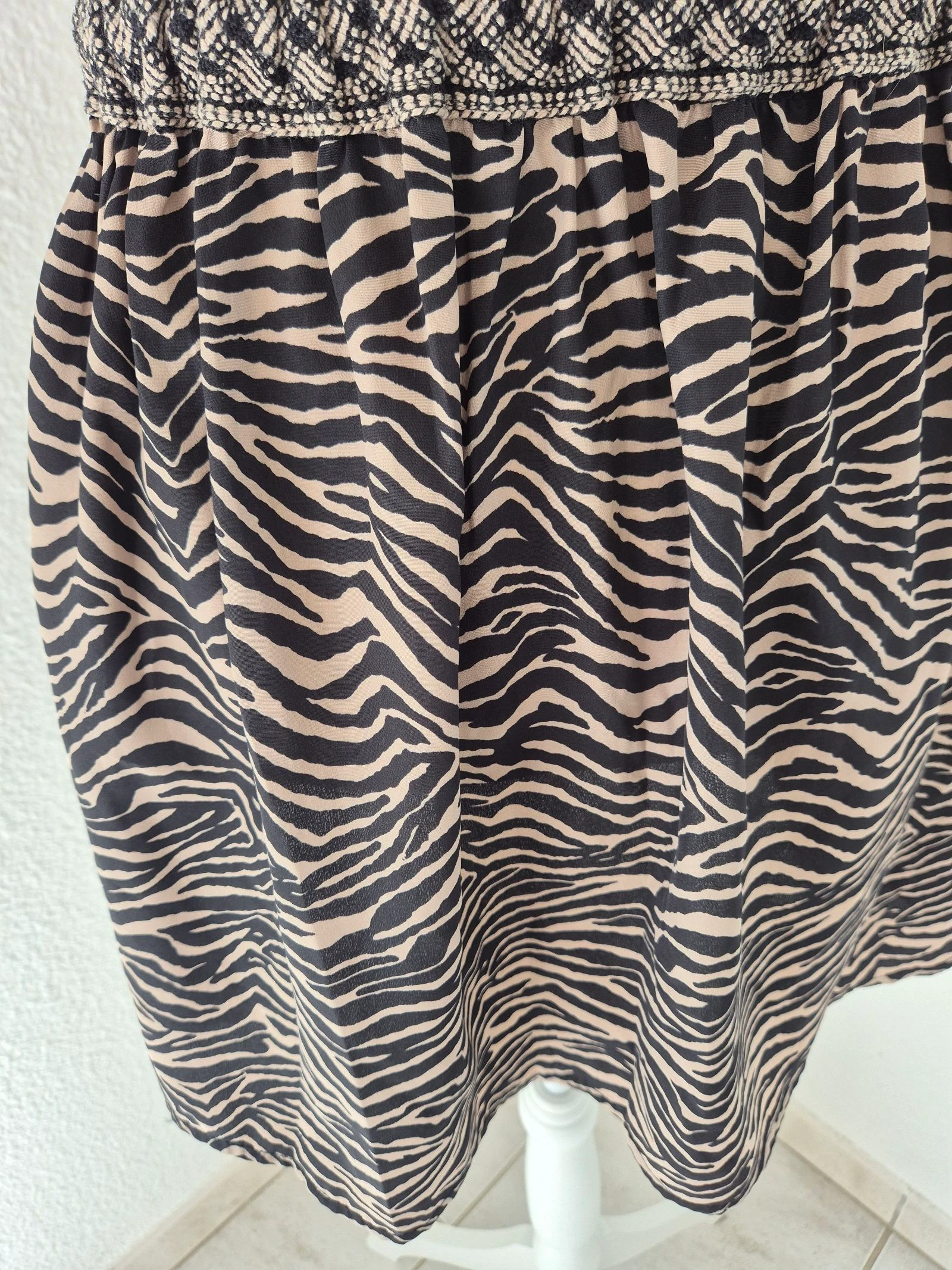Saia Kaporal com estampa de zebra bege e preta – Tamanho P – Cintura fluida com ajuste elástico – photo 5